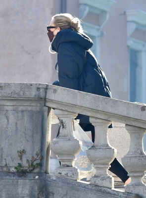 dakotafanningdaily-outandaboutinvenice-025.jpg