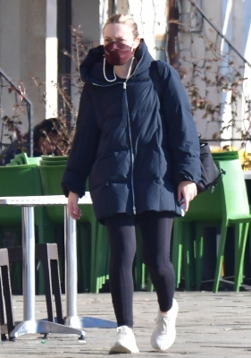 dakotafanningdaily-outandaboutinvenice-034.jpg