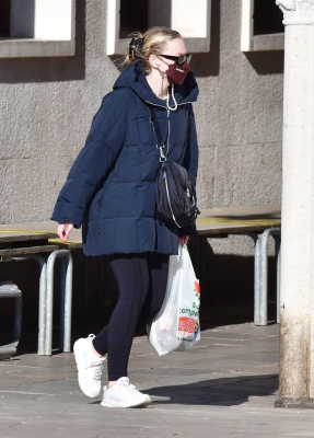 dakotafanningdaily-outandaboutinvenice-038.jpg