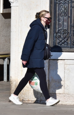 dakotafanningdaily-outandaboutinvenice-039.jpg