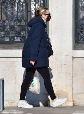 dakotafanningdaily-outandaboutinvenice-040.jpg