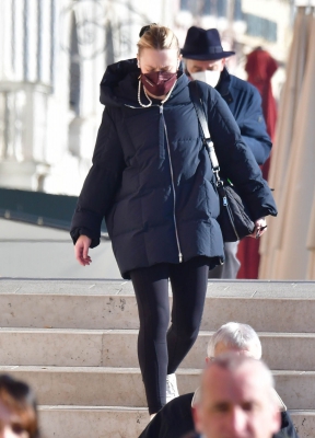 dakotafanningdaily-outandaboutinvenice-041.jpg
