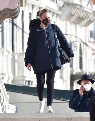 dakotafanningdaily-outandaboutinvenice-042.jpg