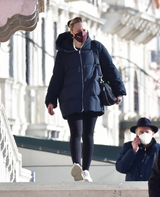 dakotafanningdaily-outandaboutinvenice-043.jpg