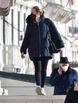 dakotafanningdaily-outandaboutinvenice-044.jpg
