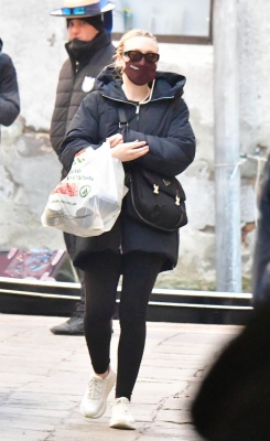 dakotafanningdaily-outandaboutinvenice-045.jpg