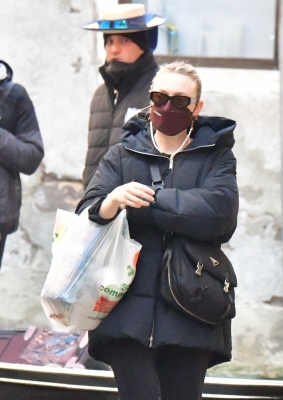 dakotafanningdaily-outandaboutinvenice-046.jpg