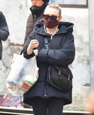 dakotafanningdaily-outandaboutinvenice-047.jpg