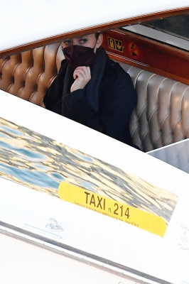 dakotafanningdaily-leavingthesetofripleyinvenice-001.jpg