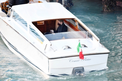 dakotafanningdaily-leavingthesetofripleyinvenice-014.jpg
