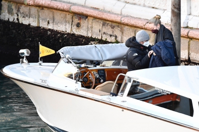 dakotafanningdaily-leavingthesetofripleyinvenice-018.jpg