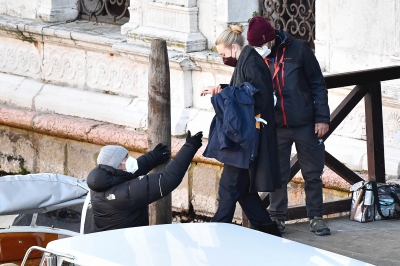 dakotafanningdaily-leavingthesetofripleyinvenice-026.jpg