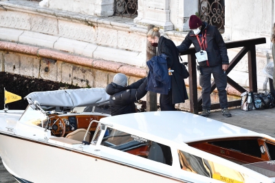 dakotafanningdaily-leavingthesetofripleyinvenice-028.jpg