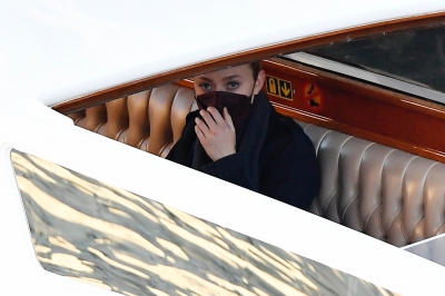 dakotafanningdaily-leavingthesetofripleyinvenice-038.jpg