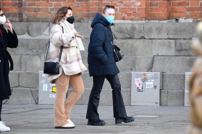 dakotafanningdaily-outandaboutinvenice-005.jpg