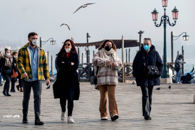 dakotafanningdaily-outandaboutinvenice-013.jpg