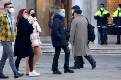 dakotafanningdaily-outandaboutinvenice-018.jpg