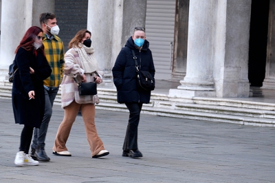 dakotafanningdaily-outandaboutinvenice-020.jpg