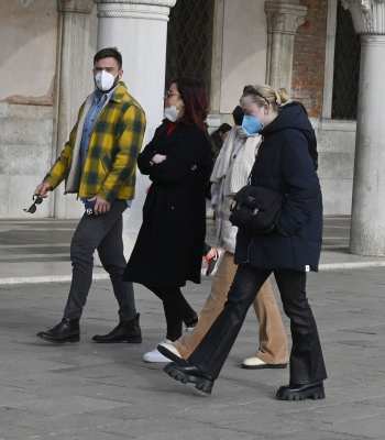 dakotafanningdaily-outandaboutinvenice-033.jpg