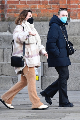 dakotafanningdaily-outandaboutinvenice-037.jpg