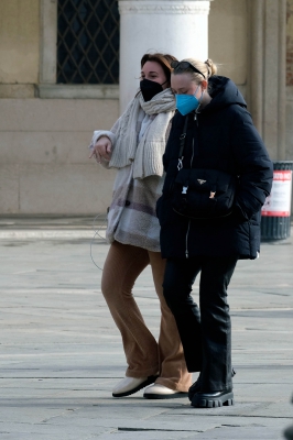 dakotafanningdaily-outandaboutinvenice-038.jpg