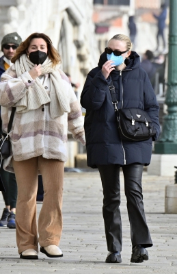 dakotafanningdaily-outandaboutinvenice-042.jpg