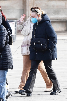 dakotafanningdaily-outandaboutinvenice-043.jpg