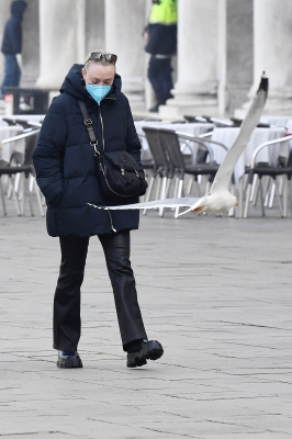 dakotafanningdaily-outandaboutinvenice-048.jpg