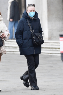 dakotafanningdaily-outandaboutinvenice-050.jpg
