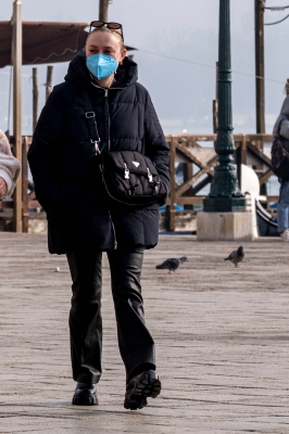 dakotafanningdaily-outandaboutinvenice-051.jpg