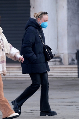 dakotafanningdaily-outandaboutinvenice-052.jpg