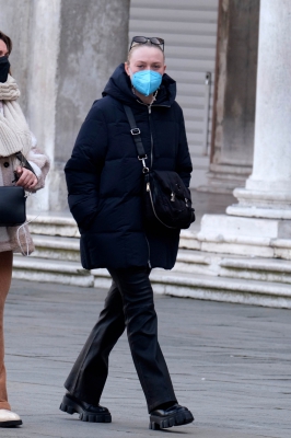 dakotafanningdaily-outandaboutinvenice-053.jpg
