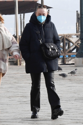 dakotafanningdaily-outandaboutinvenice-054.jpg