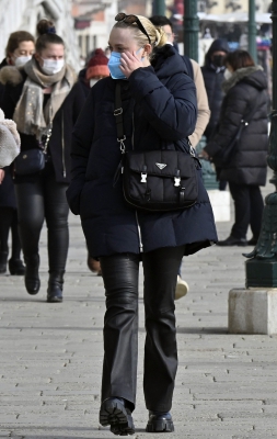 dakotafanningdaily-outandaboutinvenice-056.jpg