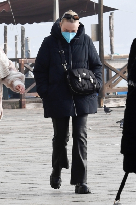 dakotafanningdaily-outandaboutinvenice-057.jpg