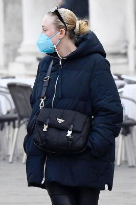 dakotafanningdaily-outandaboutinvenice-060.jpg