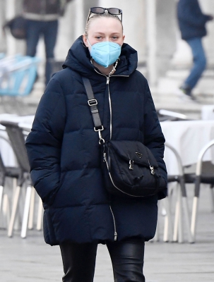 dakotafanningdaily-outandaboutinvenice-070.jpg