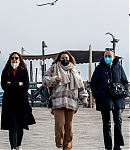 dakotafanningdaily-outandaboutinvenice-046.jpg