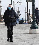 dakotafanningdaily-outandaboutinvenice-055.jpg