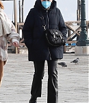 dakotafanningdaily-outandaboutinvenice-058.jpg