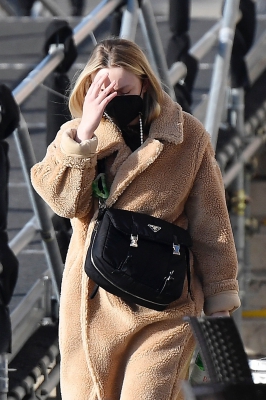 dakotafanningdaily-headingtothegyminvenice-038.jpg