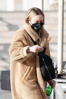 dakotafanningdaily-headingtothegyminvenice-039.jpg