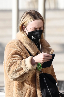 dakotafanningdaily-headingtothegyminvenice-040.jpg