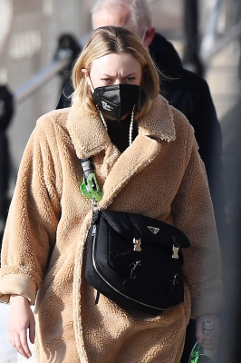 dakotafanningdaily-headingtothegyminvenice-041.jpg