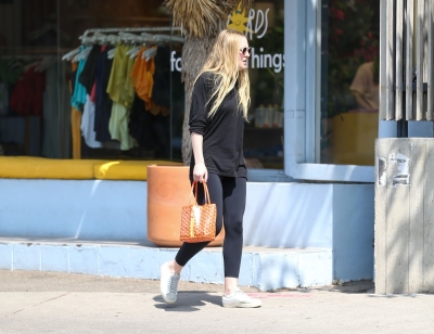dakotafanningdaily-leavingapilatesclass-005.jpg