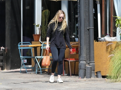 dakotafanningdaily-leavingapilatesclass-009.jpg