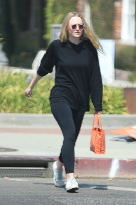 dakotafanningdaily-leavingapilatesclass-024.jpg