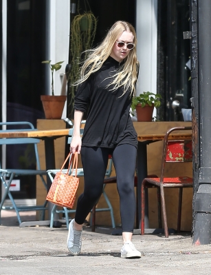 dakotafanningdaily-leavingapilatesclass-032.jpg
