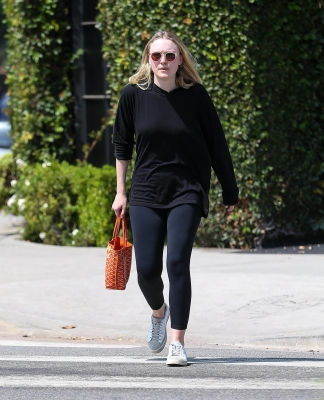 dakotafanningdaily-leavingapilatesclass-037.jpg