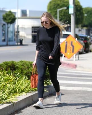 dakotafanningdaily-leavingapilatesclass-042.jpg